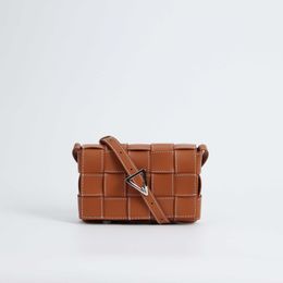 디자이너 가방 니트 가방 카세트 가방 수제 짠 가방 자수 스레드 시리즈 작은 정사각형 가방 박람 된 크로스 바디 가방 여성 69fm