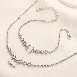 Luxusmarke C Designer Armband Halsketten Inlay Kristall Buchstaben Silber plattiert Edelstahl Choker Anhänger Halskettenkettenzubehör Hochqualität