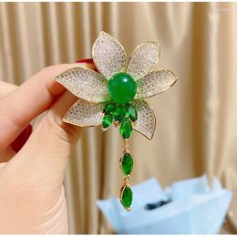 Brooches Female Vintag White Crystal Big Flower For Women Luxury Yellow Gold Colour Alloy Pearl Plant Brooch Safety Pins