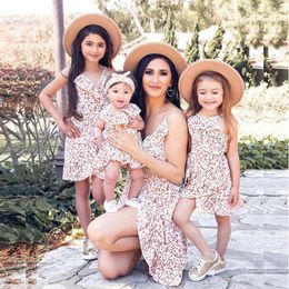 Family Matching Outfits V neck Sexy Waistband Floral Summer Vacation Beach Casual Princess Mother Daughter Dress Kids 230725