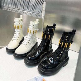 Botas de grife de luto de couro clássico de moda de luxo de luto lapidado branco preto e brilhante rosto ao ar livre sapatos casuais tamanho 35-40