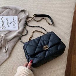 2023 New Top Design Luxury Bags high quality sense cloud Lingge chain envelope niche messenger female live broadcast