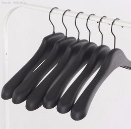 Hangers Racks 10pcs Black Thick Wide Shoulder Plastic Clothes Hanger for Coats Jacket and Fur 230726