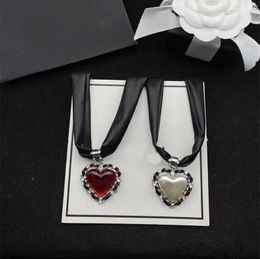 Luxusmarke Designer C Buchstaben Anhänger Halsketten Kette 18K vergoldet Herz Form Diamant Halskette für Frauen Hochzeit Schmuck Zubehör