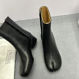 حذاء Bottommetal أحذية الجلد التشريحي التشريحي Tabi Boots الكعب المكتنز جولة Toe Cap Fashion Booties للجنسين مصممة فاخرة الأزياء أحذية Cowskin F 880