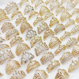 Wedding Rings 20/30/50Pcs/Lot Trendy Crown Rings for Women Wholesale Mixed Golden Silvery Colour Charm Crystal Jewellery Party Gift 230726