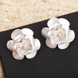 2023 Luxury quality charm stud earring with flower design and nature shell beads sparkly diamond in 18k gold plated have box PS737308W