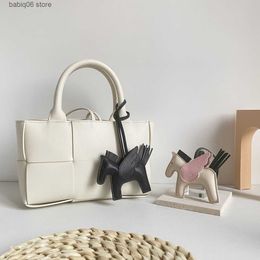 Portachiavi Cordini di lusso in pelle PU Ali di cavallo volante Portachiavi Pony Ciondolo Decorazione per borsa da donna Portachiavi con ciondolo Accessori per borse T231225