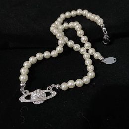 Collana da donna in argento sterling con perle Saturn, accessorio di gioielli di design, mini girocollo in bassorilievo, cristalli bianchi, catena da 16 pollici, vvs, famoso jelwelry, cjewler di lusso