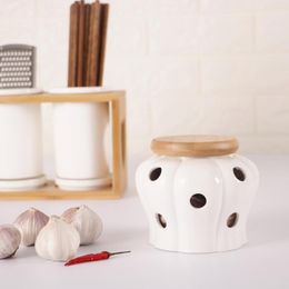 Storage Bottles Creative Ceramic Garlic Keeper With Wood Lid Holder Container Saver For Kitchen Counter