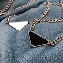 Anhänger Halskette Mode Dreieck Männer Halskette Designer für Frauen einfarbige Kette Hip Hop Schmuck versilbert romantische Ins Halskette klassisch ZB011 C23
