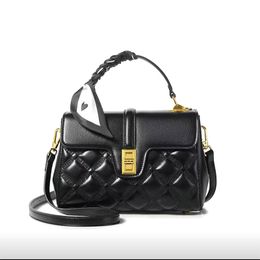 2023 new designer shoulder bag high-grade all-in-one crossbody female portable female advanced sense large capacity commuter bag