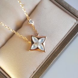 luxury White Fritillaria Necklace Jewelry flower Necklace v Letter for Womens Fashion Brands Jewellery Pendants Necklaces
