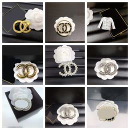 Fashion Channel Designer Classic Pins Gold Plated Inlay Crystal Rhinestone Unisex Brooch Jewellery Accessor 20 Style