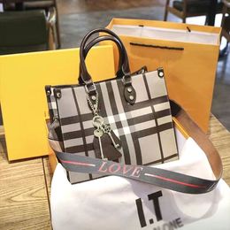 2023 new Hong Kong fashion brand ladies large bag Tote bag Light luxury bucket bag commuter large capacity handbag