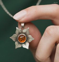 Chains 2023 Wholesale Creative Alloy Petal Orange Gemstone Pendant Fashion Necklace For Women Girl