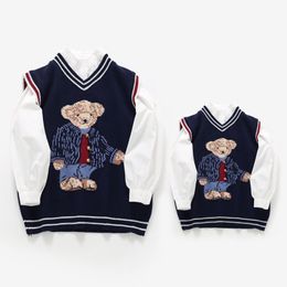 Girl's Dresses 2023 Autumn Parent Child Vest Family Matching Sweater For Kids Bear Knit Top Dad Mom And Son Daughter Christmas Knitted Cardigan 230728