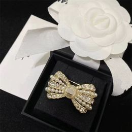 Luxury Designer Bow Brooch Pins For Women Brand Gold Letter Bow Brooch Pearl Diamond Accessories Vintage Womens Dress Pins Diamond Pins