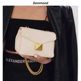 Lady Chain Vlogo Little Cowhide Vbuckle Valenteno Miniloco Shoulder Bag Handheld Classic Bags Leather 2024 One New Womens Straddle Fashion Metal Purse u XDB1