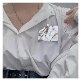 Brooches HUANZHI 2023 Hip Hop Cool Geometry Irregular Metal Folds Letter Badge Decoration Brooch For Women Men Overcoat Accessories