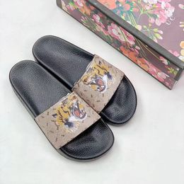 Yeni Luxurys Designer Kauçuk Terlik Kadın Klasik Sandal Düz Sıradan Ayakkabı Sandale Tuval Vintage Yaz Açık Mule Seyahat Slayt Slayt Mens Plaj Sliders Lady Box