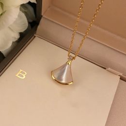 Pendant Necklace Designer Women Fan Chain Necklaces Gold Natural Stone Jewelry B Pearls Necklace Classic Diamond Pearl Jewlery 237315C