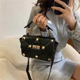 Cowhide Vlogo Chain Shoulder Bag Little Lady Miniloco Vbuckle Valenteno Handheld Classic Bags Leather 2024 One New Womens Straddle Fashion Metal Purse f B8QK