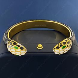 Fashion Open Bangle Snake Decoration Bracelets Designer Bracelet Lovely Red Leather Bangles Luxury Charm Premium Jewelry Gifts 4 Colors 2023
