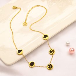 Necklaces Pendant Necklaces GoldNecklaces Fourleaf New Clover Charm Designer Pattern Pendant Necklaces Girl Love Gift Romantic Brand Jewelry