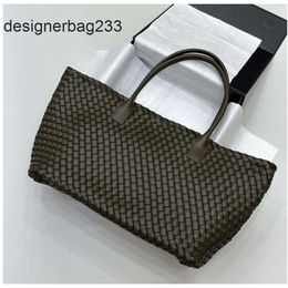 lady Simple Versatile Cabat Bags Hop Luxury Totes Shoulder Cassettes Classic Bottegaas Woven Handbag Venatas Fashionable Bag High 2023 Handbags Top Quality XIFL