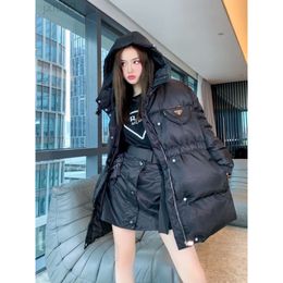 Parkas Coats Designer Prad Down Jackets P Family 23 Autumn and Winter New Style with Triangle Decoration och Filling Full of National Standard 90 White Duck Down Warm D