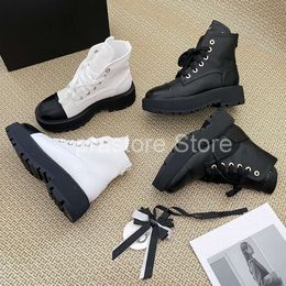 stivali Fibbia in metallo Decorazione CANALE Piatto Desert Boot Stivaletti alla caviglia in pelle nero bianco donna donna Stivale da combattimento Scarpe eleganti di design di lusso Marca Chan