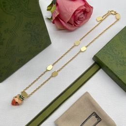 2023 Mode Neue Luxus Klassische Marke Anhänger Halskette Erdbeere Halsketten Mode Persönlichkeit einfaches Temperament Für Frauen Party Jahrestagsgeschenk