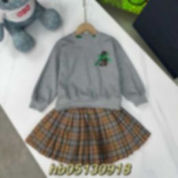 23SS Bebek Set Çocuk Setleri Uzun Kollu Etek Seti Kızlar Bahar Kazak Takım Sıradan Pamuk Yumuşak Kumaş Hoodie Sweatpants Uygun Yüksek Kaliteli Çocuk Giysileri