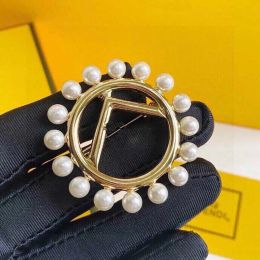 Designer Gold Letter Brooch Pins Round Pearl Trendy Womens Brooches Classic Fashion Style Brooch Luxury Jewerly Brand High Quality Brooches