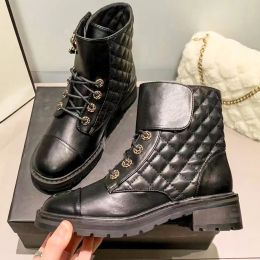 Designer Martin Botas Preto Tornozelo Biker Plataforma Flats Botas de Combate Salto Baixo Lace Up Booties Couro Corrente Logo Fivela Mulheres Luxo Designer Sapatos