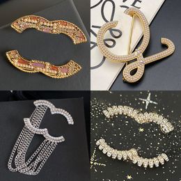 Women Letter Pins Broochs Brooch Designer Brand Gold Plated Sier Copper Crystal Pearl Brooche Suit Pin Accessories Wedding Party Jewerlry Gift s e