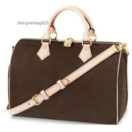 2023 new Women Messenger Travel bag Classic Style Fashion bags Shoulder Bags Lady Totes handbags 30 cm With key lock Duffel bag M85421 case