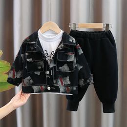 Clothing Sets Spring Autumn Korean Children Boy 3PCS Clothes Set Letter Top Bear Printed Jacket Coat Jogger Pant Baby Suit Kid Outfits 231102