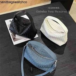 Top BottegassVenetas Wallace Shoulder Bag Intrecciato Leather 7A Handmade 2023 Woven Lunch Box Wrap with Sheepskin Handwoven Home Dumplings Bun Premium Feel