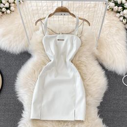 Podstawowe sukienki swobodne sukienki Kobieta kantarowa biała skóra Pu podzielona backless Woman Body-Con Fashion Sexy Chain Decor Decor Zebor Mini f3rj