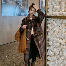 女性のウールブレンド女性秋の冬のホーンボタンコートミッドレングス韓国のルースレトロレトロカレッジ高品質のウールジャケット女性OOKK55 231101