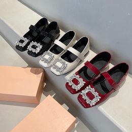 New TATA fashion shoes, flat-bottomed round-headed casual shoes, high-heeled shoes, ladies leather casual Mary Jane printed lazy skateboard shoes with boxes.