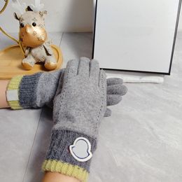 New Designer Fashion Letter Knitted Gloves Autumn Winter Wool Gloves Warm Lining Plus Velvet Mittens Touchscreen Gloves