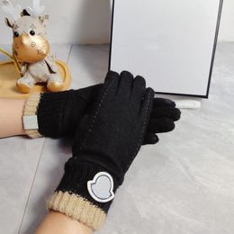 Fashion Knit Solid Color Gloves Designers For Men Womens Touch Screen Glove Winter Luxury Smartphone Five Finger Mittens