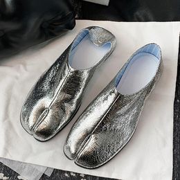 Dress Shoes 2023 Designer Silver Tabi ninja flat bursting pattern leather split toe moccasins shoes female pig trotters loafers 231102