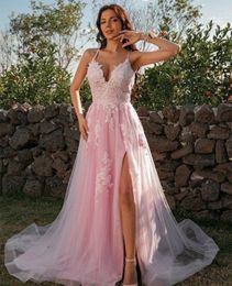 Classic Long Pink Tulle V-Neck Evening Dresses With Slit A-Line Lace Spaghetti Straps Criss Cross Back Prom Dress Sweep Train Party Dresses for Women