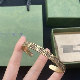 Braccialetto di design Bracciale rigido Uomo Donna Regalo Acciaio inossidabile Lettera classica Braccialetti Gioielli Donna Braccialetti regolabili di alta qualità 11