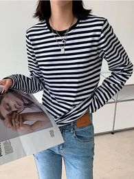 Women's T-Shirt Women Black And White Stripes Casual Tops O Neck Long Sleeve Loose Pullover T-shirt Autumn Fashion Korea Shirt Cotton 230331