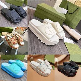 2023 Nuevo estilo zapatillas de lujo diseñadores de marca de toboganes mujeres Sandalias huecas hechas de materiales transparentes de moda soleada playa soleada zapatillas zapatillas